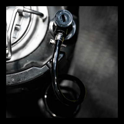 Cafeteira italiana metálica com alça preta vista de cima