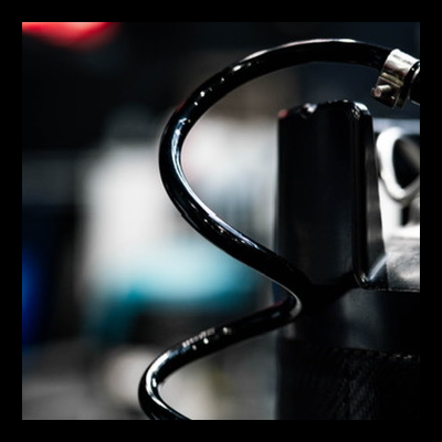 Componente industrial com tubo flexível preto em espiral