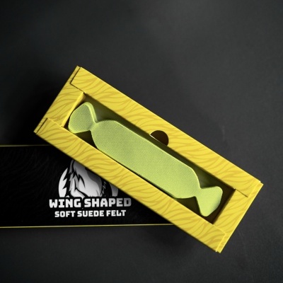 Produto em forma de peixe verde em caixa amarela com texto 'WING SHAPED SOFT SUEDE FELT'