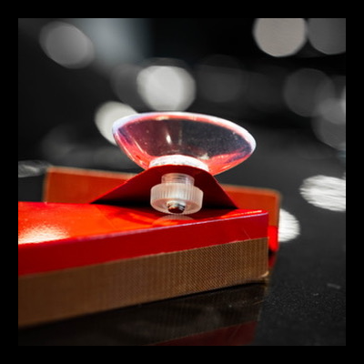 Caixas de cartão vermelha e castanha com ventosa de plástico transparente