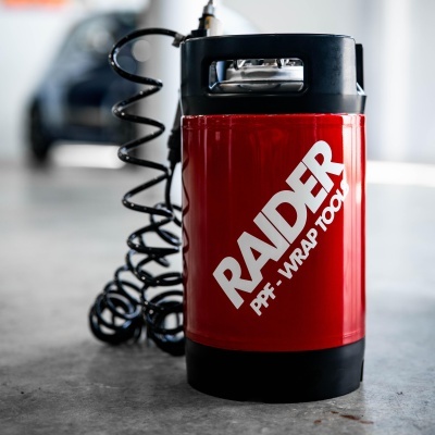 Compressor de ar portátil vermelho com texto branco 'RAIDER PPF WRAP TOOL' e cabo enrolado preto