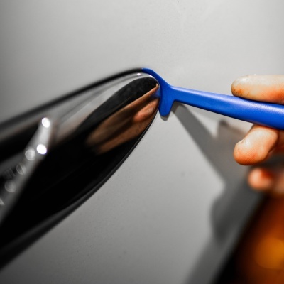 Ferramenta azul de plástico a abrir moldura preta de dispositivo eletrônico brilhante