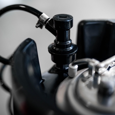 Parte superior de fogão de gás preto com queimador e válvula