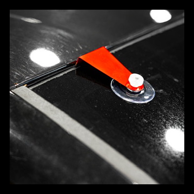 Agulha vermelha numa base transparente sobre um prato de vinil preto