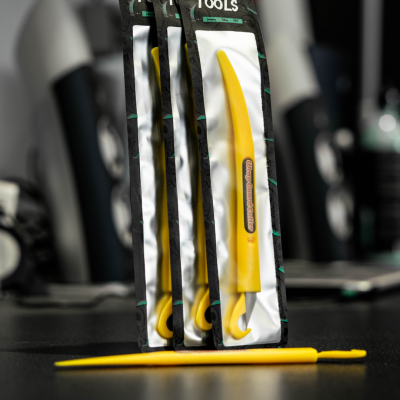 Ferramentas amarelas de plástico em embalagem blister transparente