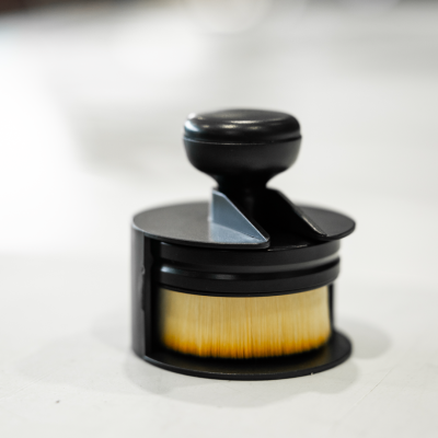 Escova redonda de barbear com cerdas amarelas