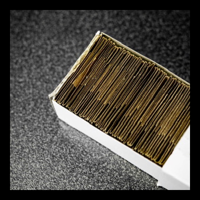 Caixa branca aberta com palitos de fósforo de madeira castanha