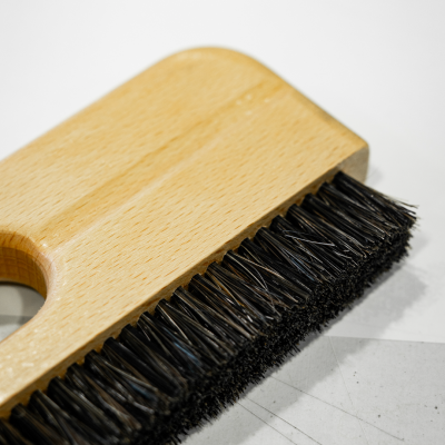 Escova de limpeza com cabo de madeira e cerdas pretas