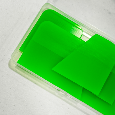 Compartimento transparente com pás verdes lisas