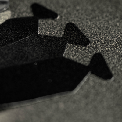 Sombras negras geométricas sobre superfície cinzenta texturizada