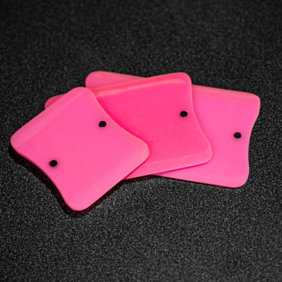 Três raspadores quadrados de silicone cor-de-rosa