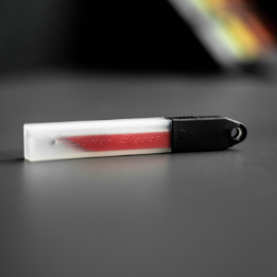 Marcador para quadro branco com estojo translúcido e tampa preta sobre superfície cinzenta