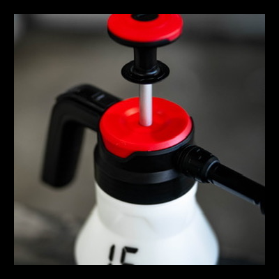 Frasco pulverizador plástico branco com tampa vermelha e detalhe preto