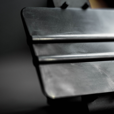 Banco metálico cinza escuro com ripas horizontais