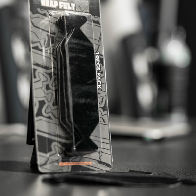 Pacote com ferramentas de feltro para embalagem em preto e cinzento com texto WRAP FELT 10PCS PACK