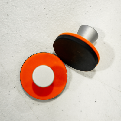 Dois tensores circulares para máquinas de café com base preta e anel laranja