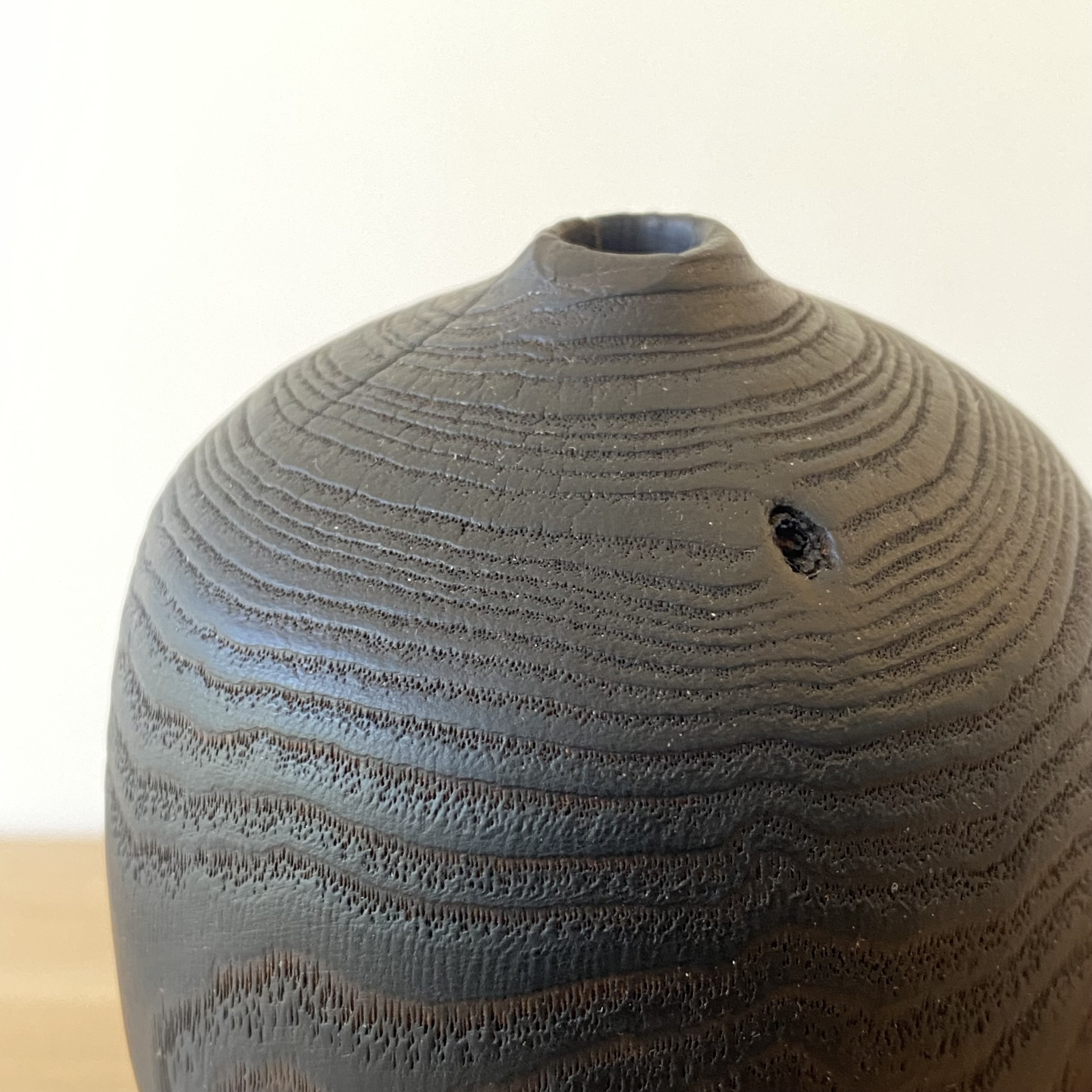 JARRA EM MADEIRA DE FREIXO QUEIMADO Vaso decorativo de cerâmica castanho escuro texturizado