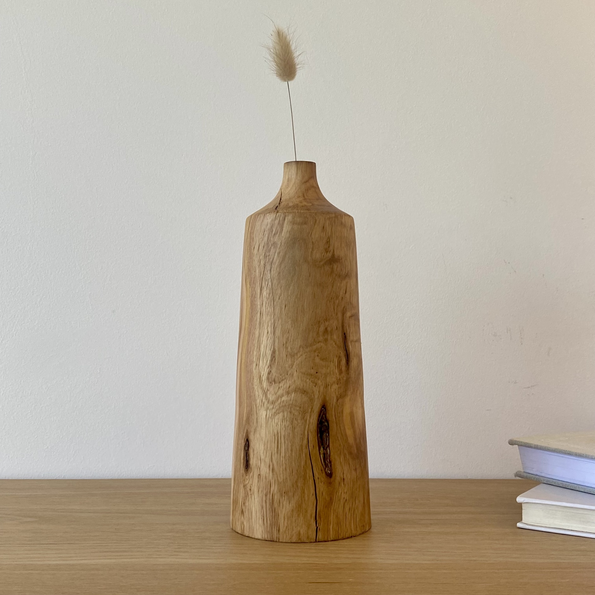 JARRA EM MADEIRA DE CIPRESTE Vaso decorativo alto em madeira natural com flor seca sobre mesa de madeira