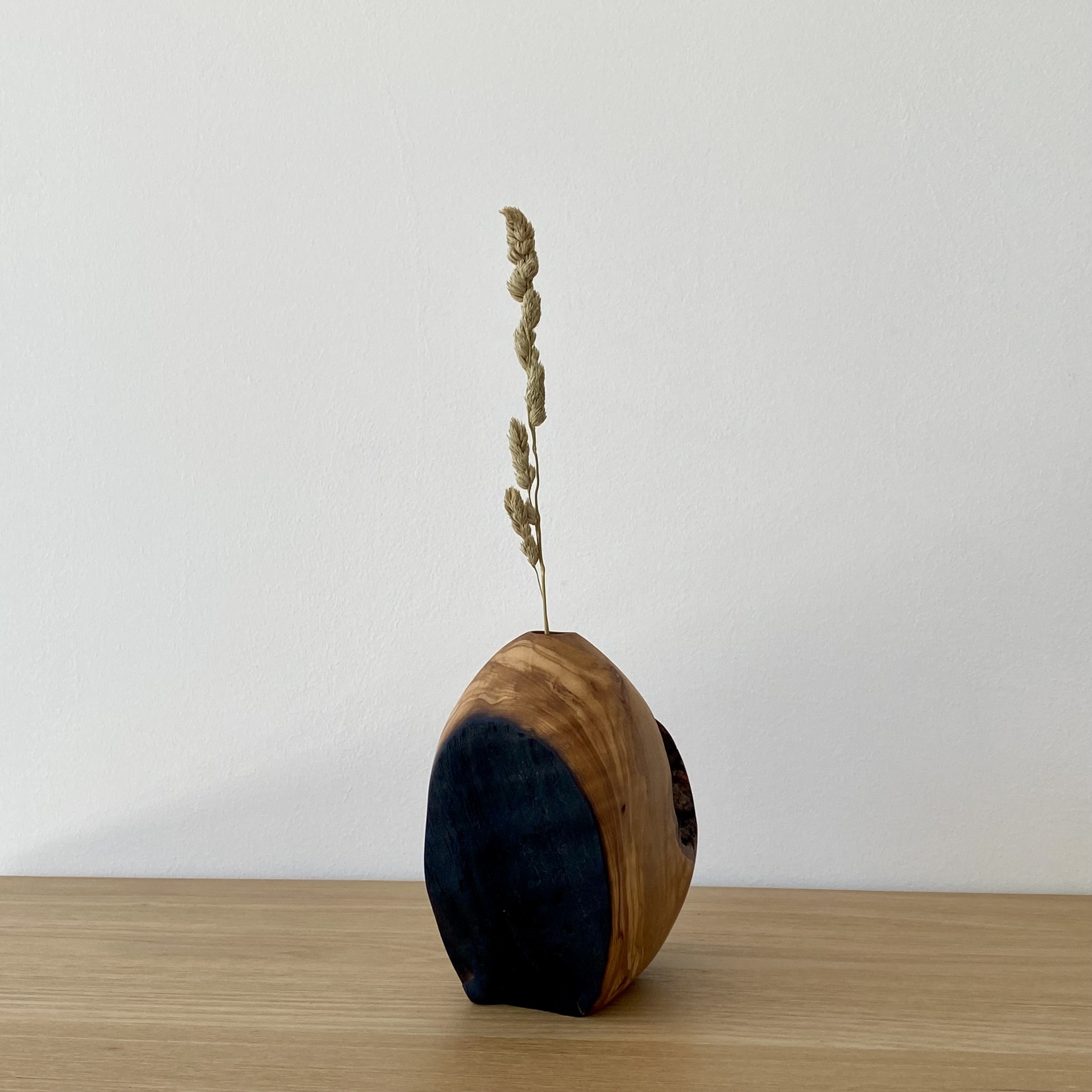 JARRA EM MADEIRA DE OLIVEIRA Vaso decorativo pequeno em madeira bicolor com ramo seco