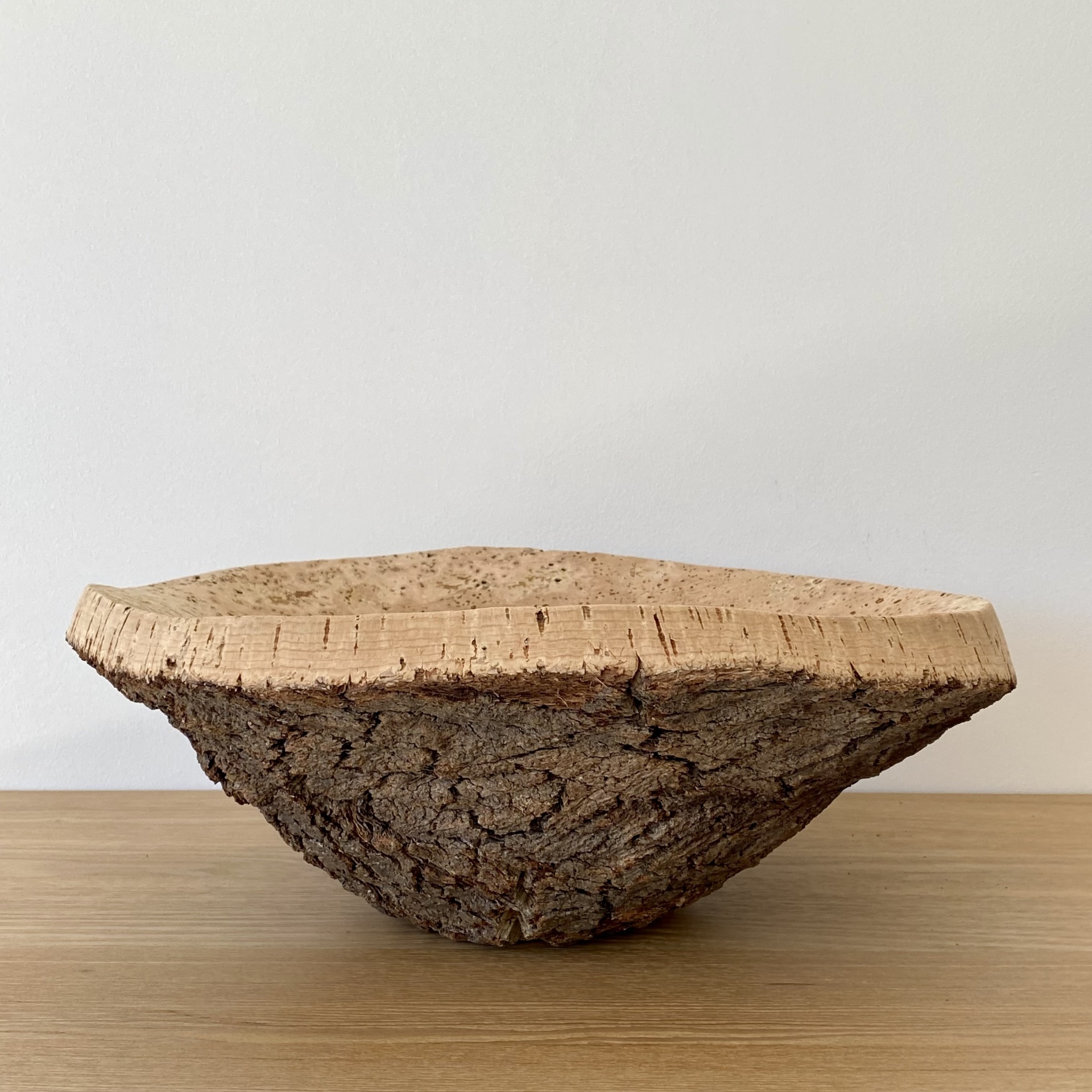 TAÇA EM CORTIÇA NATURAL Prato decorativo em cortiça natural com textura rústica e superfície lisa