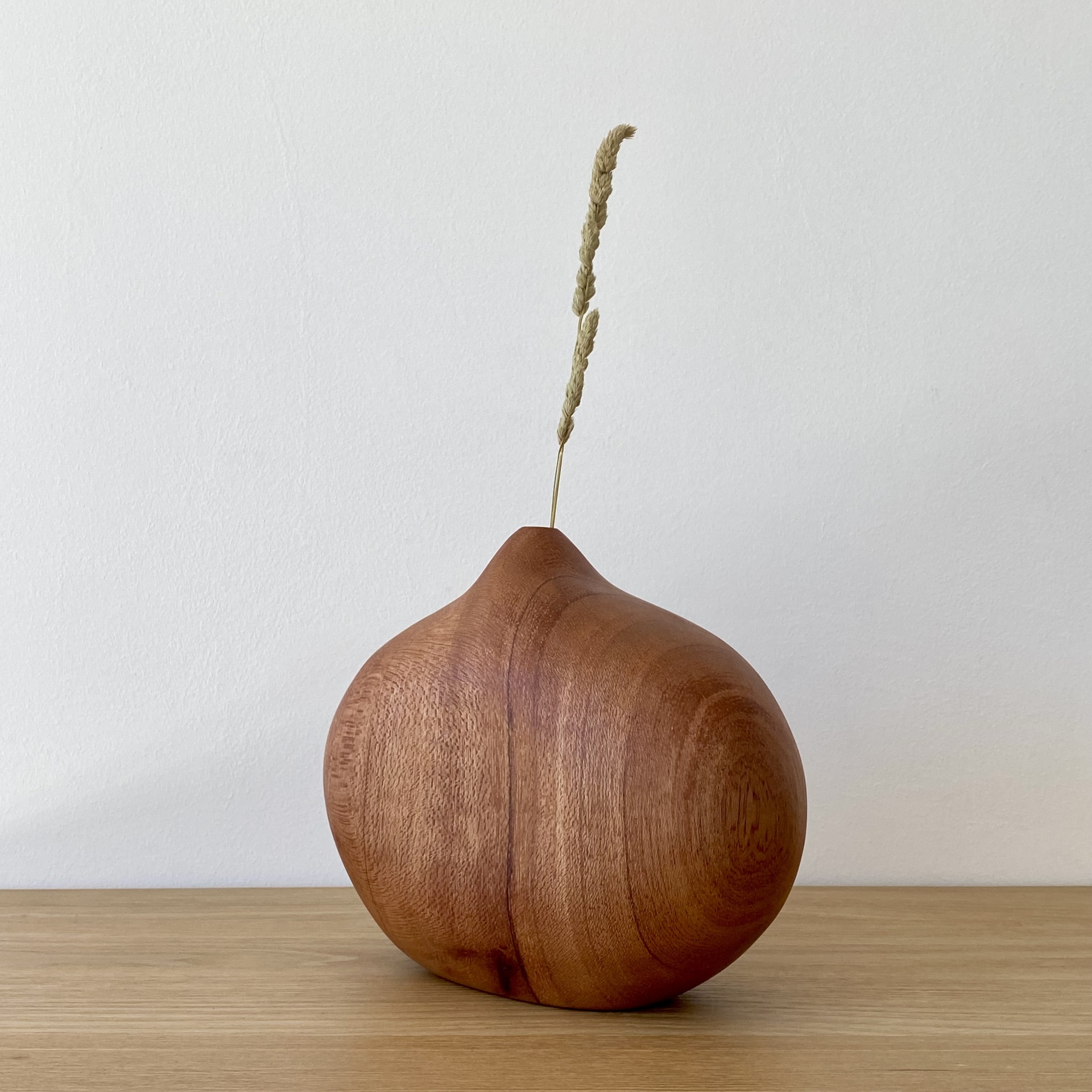 JARRA EM MADEIRA DE MOGNO Vaso decorativo em madeira com haste seca de planta