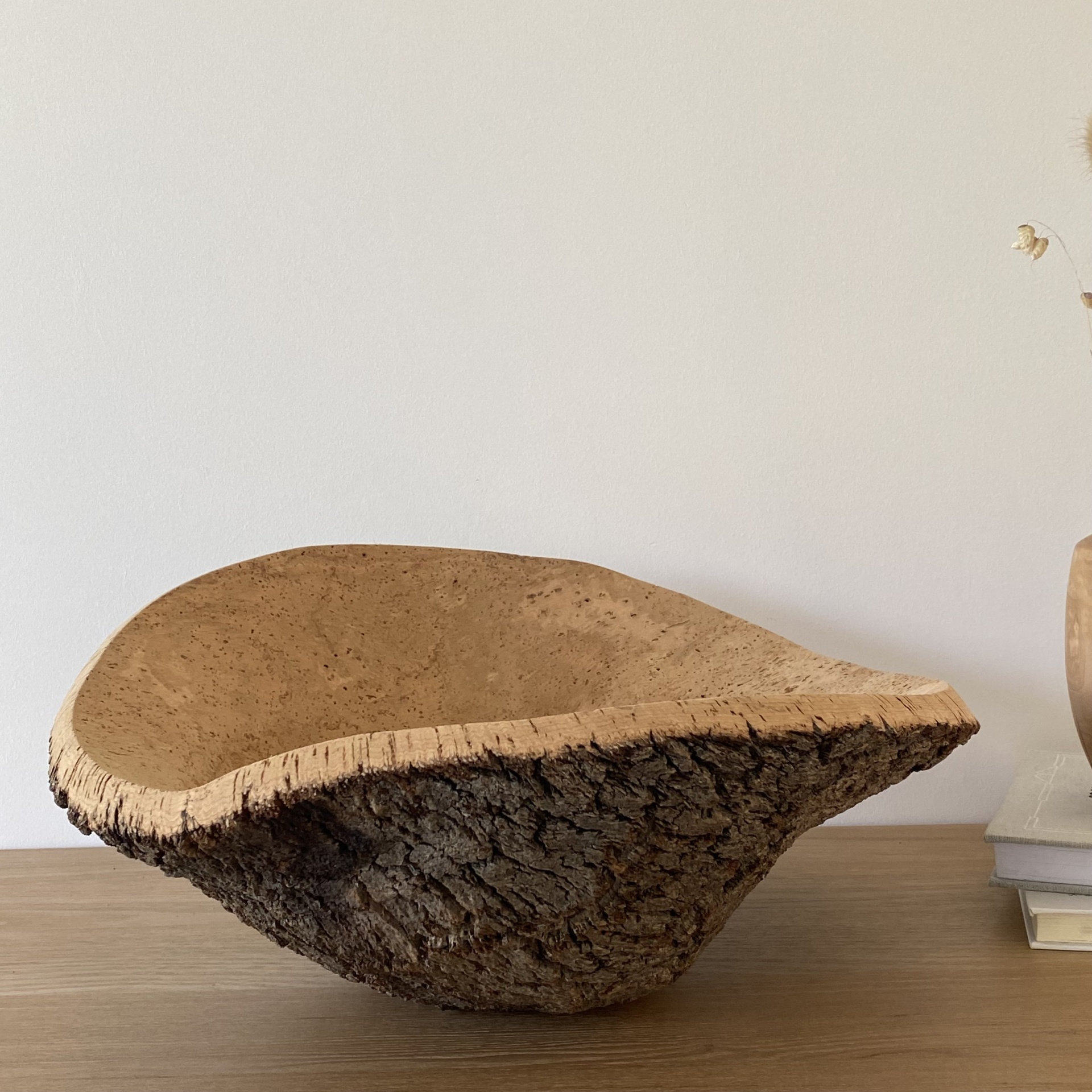 TAÇA EM CORTIÇA NATURAL Taça rústica de cortiça com exterior áspero e interior liso