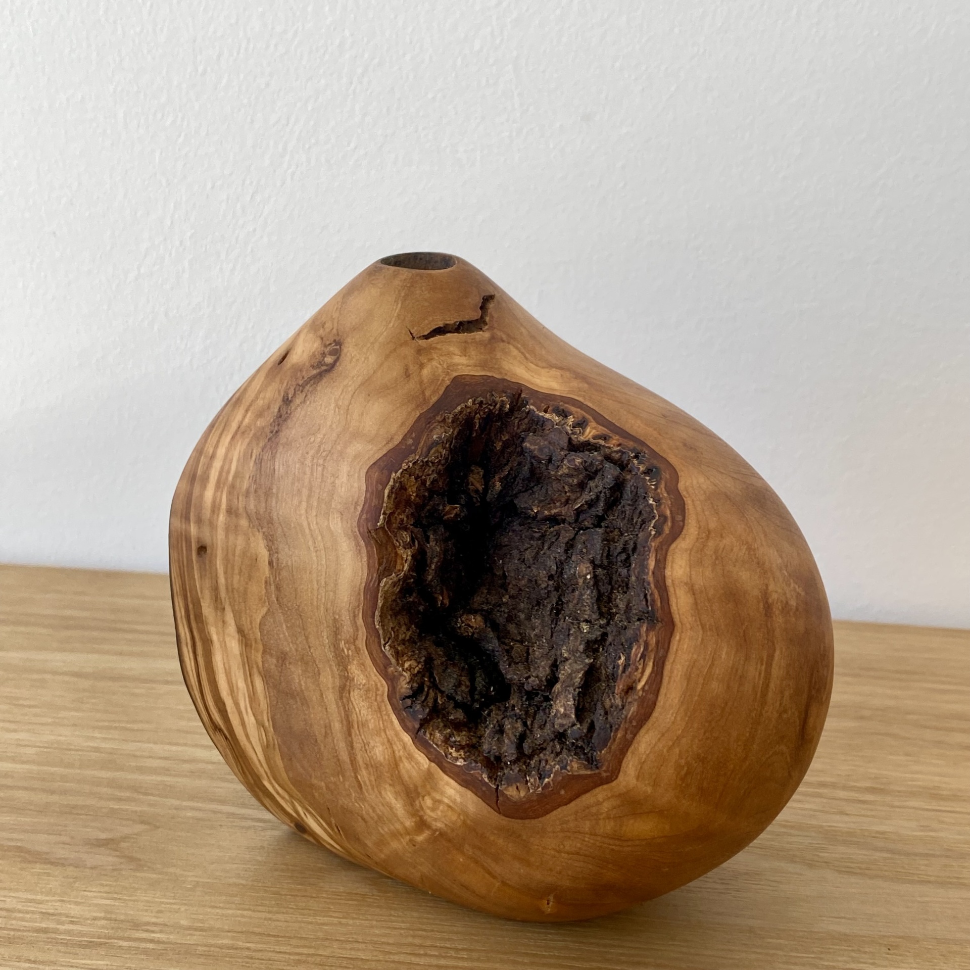 JARRA EM MADEIRA DE OLIVEIRA Vaso decorativo redondo em madeira com cavidade escura