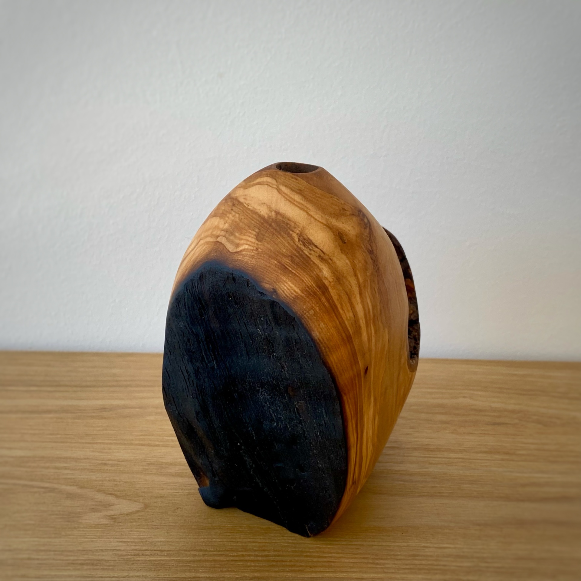 JARRA EM MADEIRA DE OLIVEIRA Vaso decorativo de madeira com padrão natural e parte queimada preto