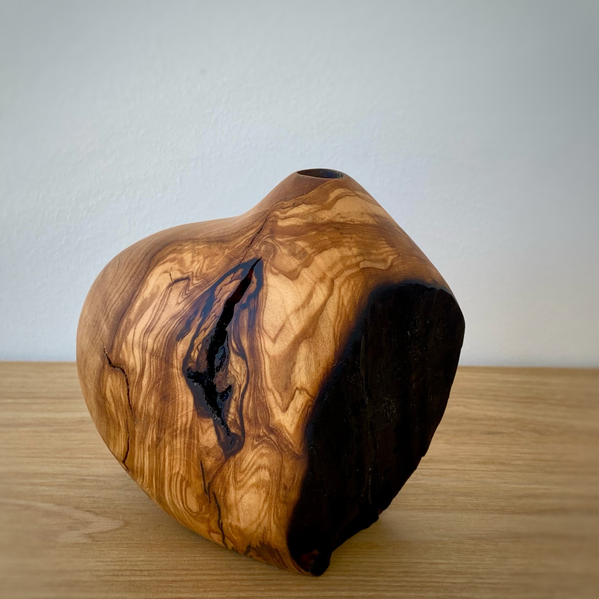 JARRA EM MADEIRA DE OLIVEIRA Vaso de madeira natural com padrões marrons e cavidade escura