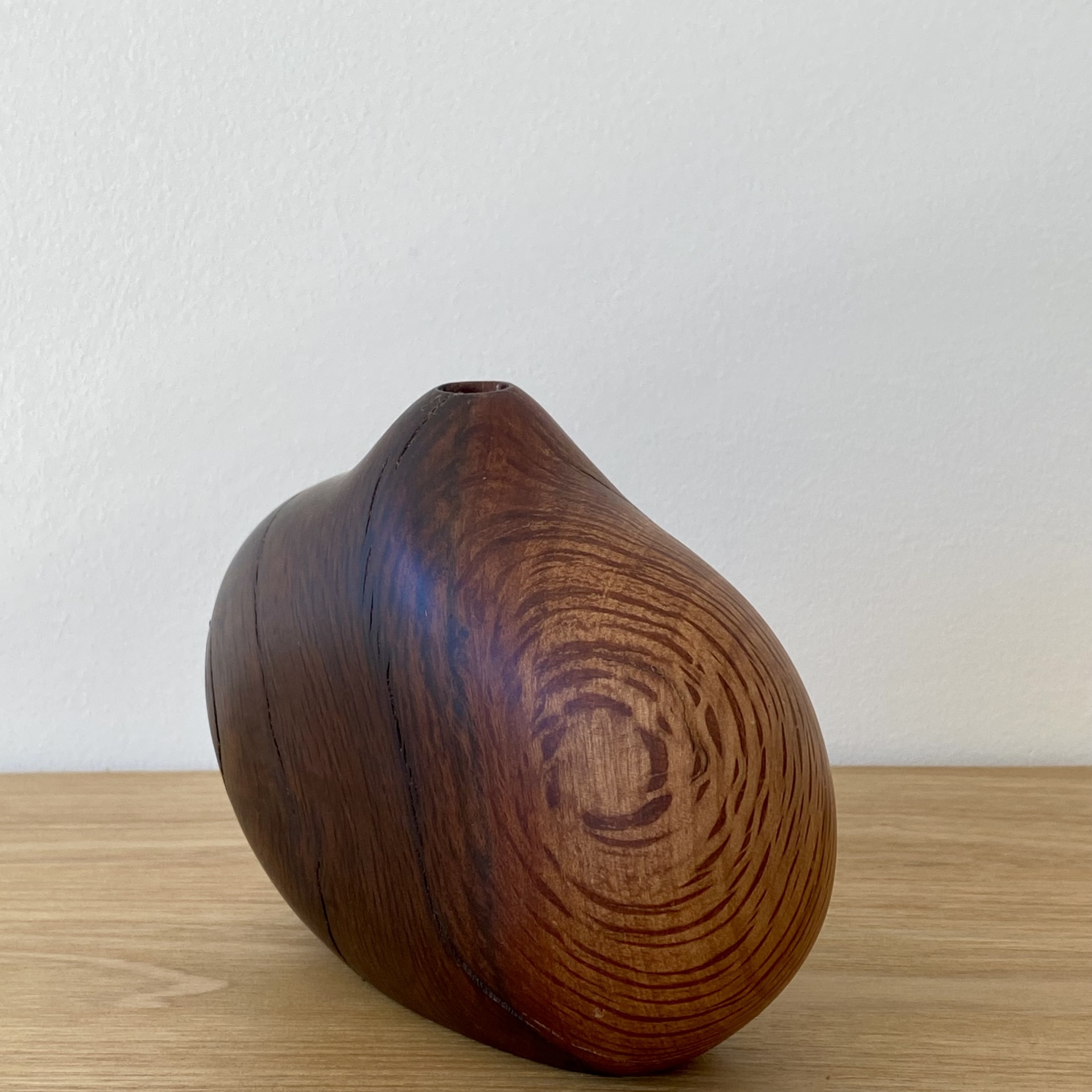 JARRA EM MADEIRA DE AZINHO Vaso de madeira oval com padrão natural