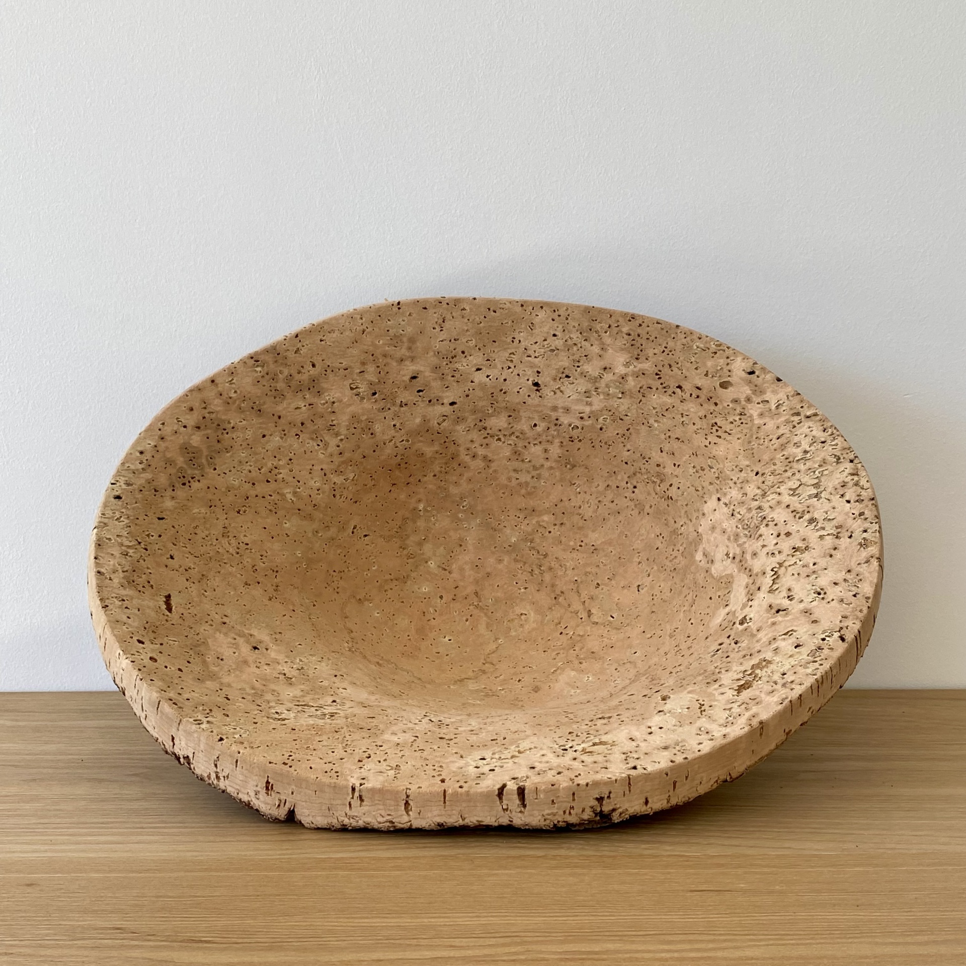 TAÇA EM CORTIÇA NATURAL Tigela rústica em cortiça natural numa superfície de madeira clara