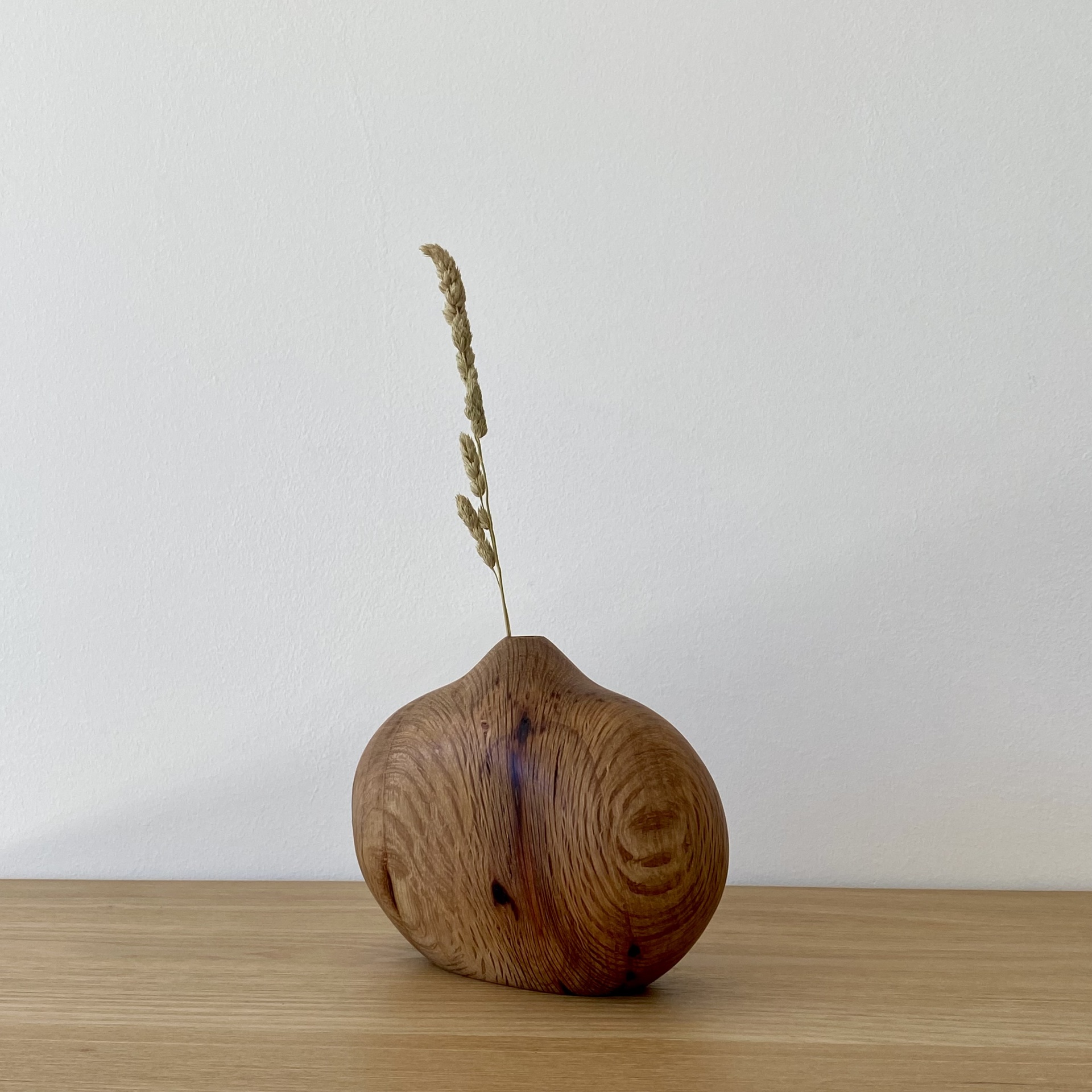 JARRA EM MADEIRA DE SOBREIRO Vaso arredondado de madeira com ramo seco