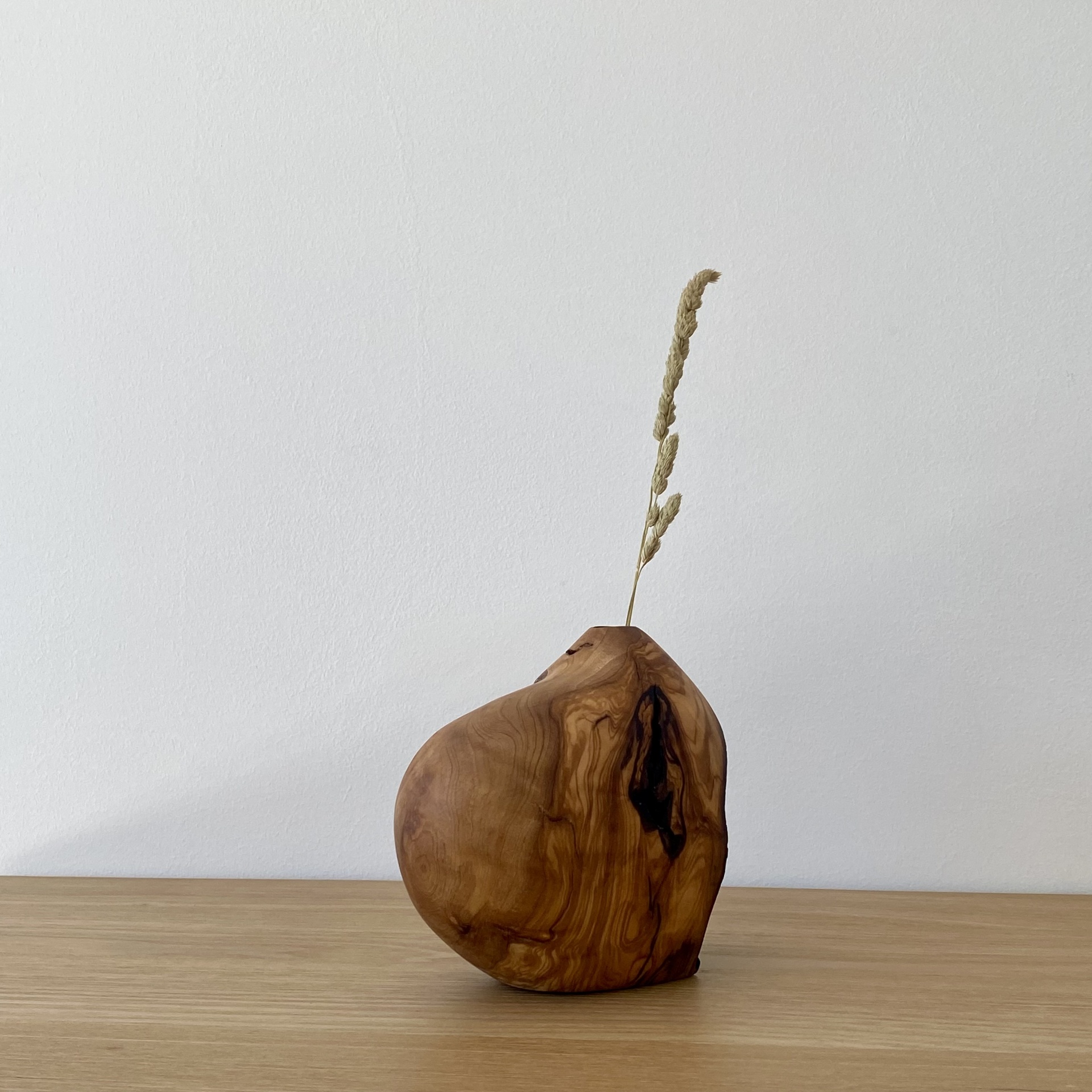 JARRA EM MADEIRA DE OLIVEIRA Vaso pequeno de madeira com ramo seco em fundo branco