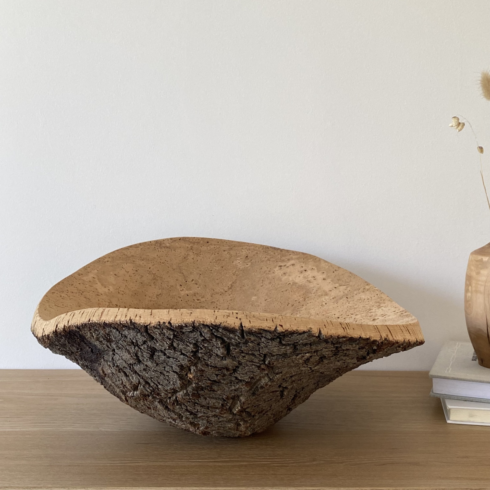 TAÇA EM CORTIÇA NATURAL Vaso decorativo em cortiça com base castanha escura em madeira clara