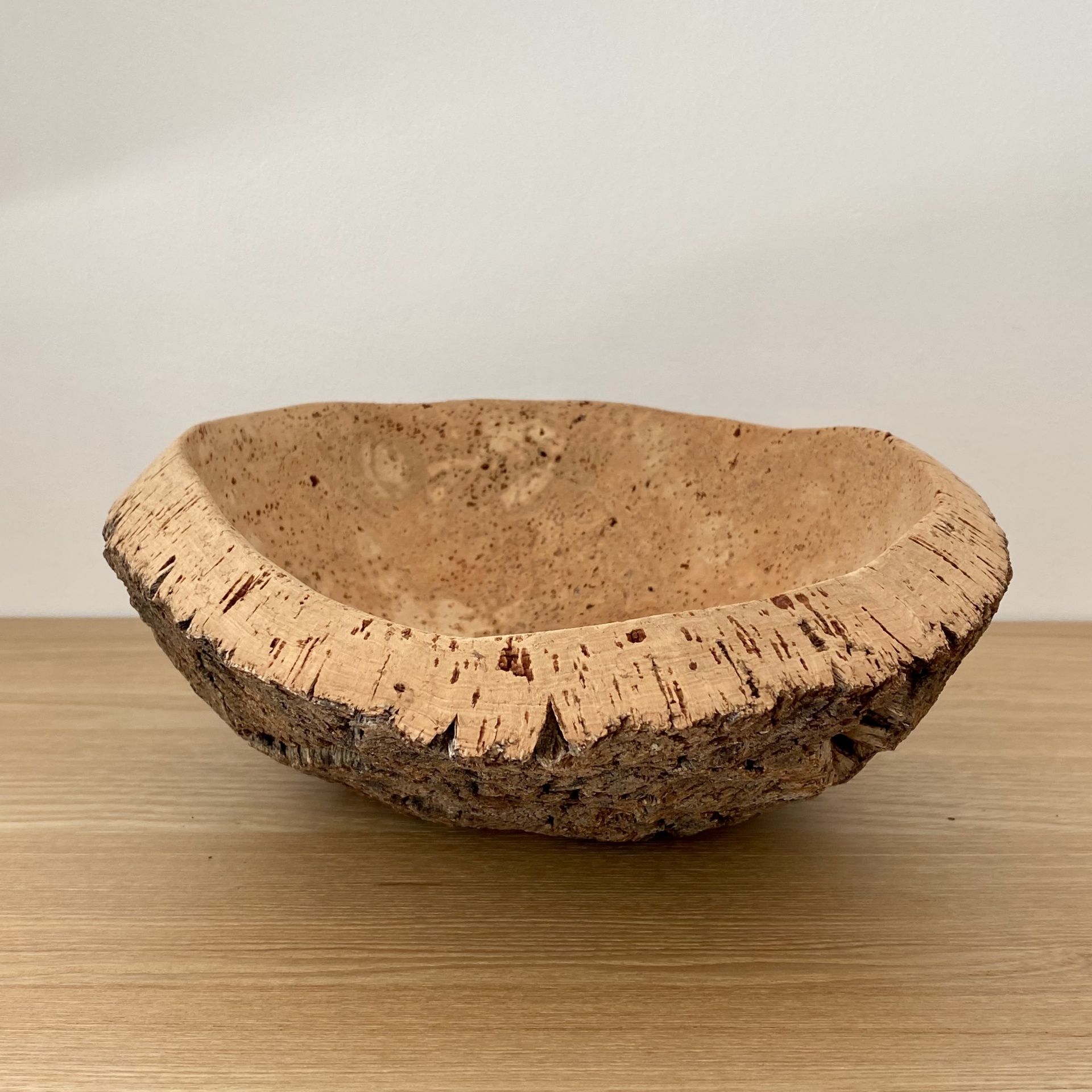 TAÇA EM CORTIÇA NATURAL Tigela artesanal de cortiça natural sobre mesa de madeira