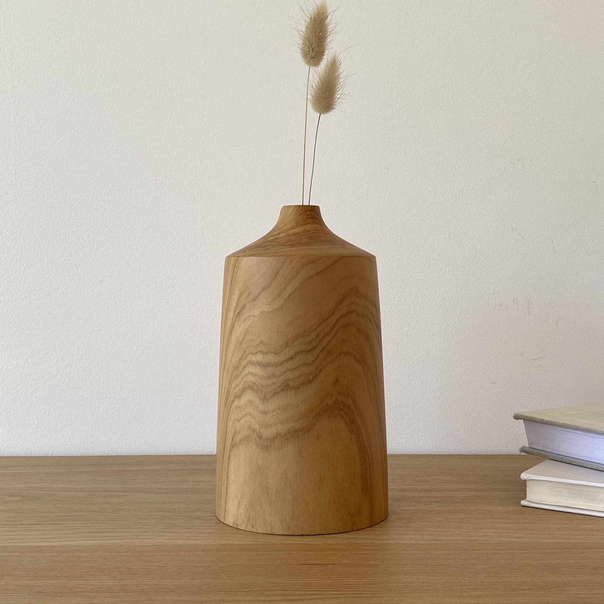 JARRA EM MADEIRA DE CEDRO Vaso de madeira com ramos secos sobre mesa de madeira