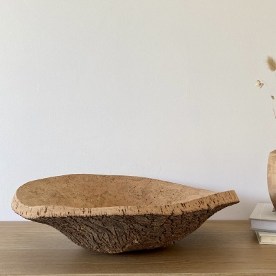 Fruteira de cortiça com textura rugosa exterior e interior lisa