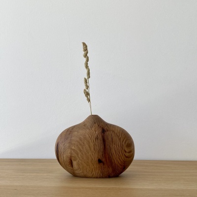 Vaso decorativo de madeira com espiga seca em fundo branco