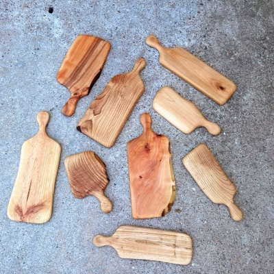 Conjunto de tábuas de madeira variadas sobre cimento cinzento