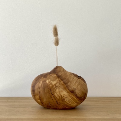 Vaso decorativo esférico em madeira natural com caules secos florais