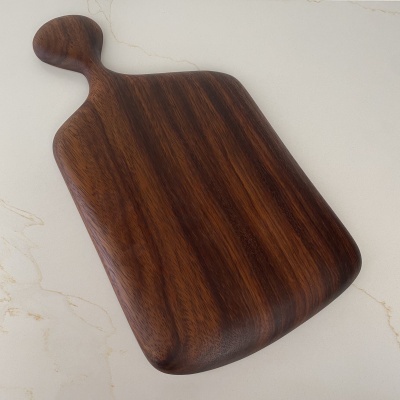 Tábua de cortar retangular em madeira escura com cabo arredondado