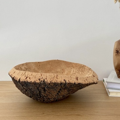 Taça esculpida em cortiça natural com textura rugosa