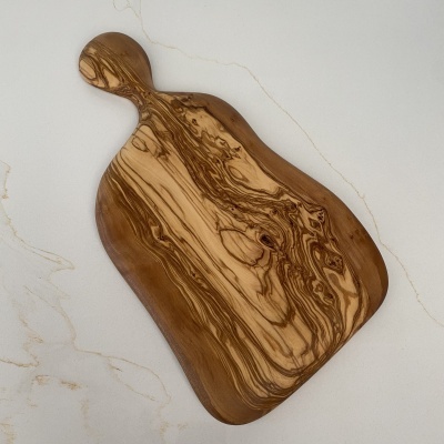 Tábua de madeira com alça sobre superfície clara