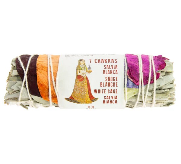 Salvia Branca & Petalos de Rosa 7 Chakras Atado 8 a 10 cm. Vara de sálvia branca com pétalas coloridas e rótulo com texto sobre chakras