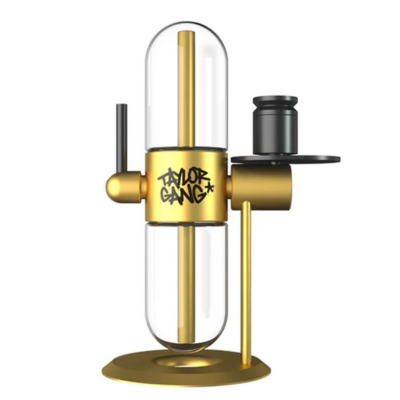 TAYLOR GANG X STUNDENGLASS GRAVITY INFUSER HOOKAH Aparelho metálico dourado com câmara de vidro e texto Taylor Gang