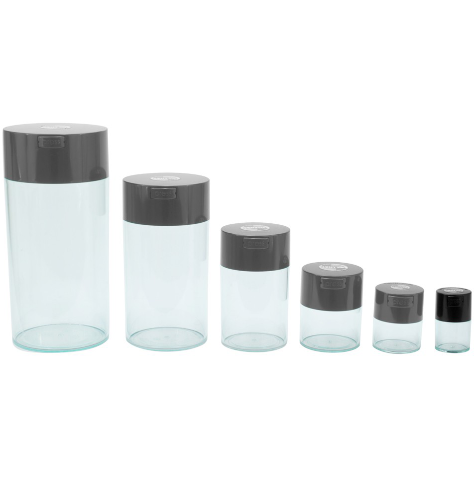 Frasco Tightvac Transparente Seis frascos transparentes com tampas pretas de vários tamanhos alinhados
