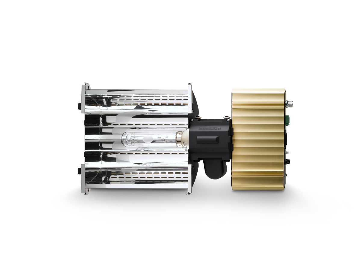 Prolongador industrial com refletor metálico prateado, lâmpada tubular, corpo preto e dissipador dourado