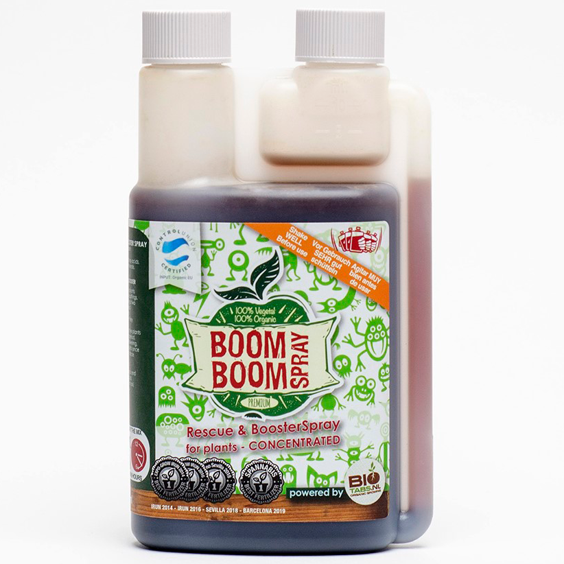 BioTabs Boom Boom Spray Frasco plástico com rótulo BOOM BOOM SPRAY para plantas, fundo branco e desenhos verdes