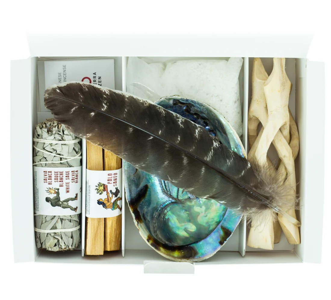 Set Energía Positiva - Salvia Branca & Pau-Santo Conjunto de incenso com salvia branca, pau santo, concha, pena e madeira num estojo branco