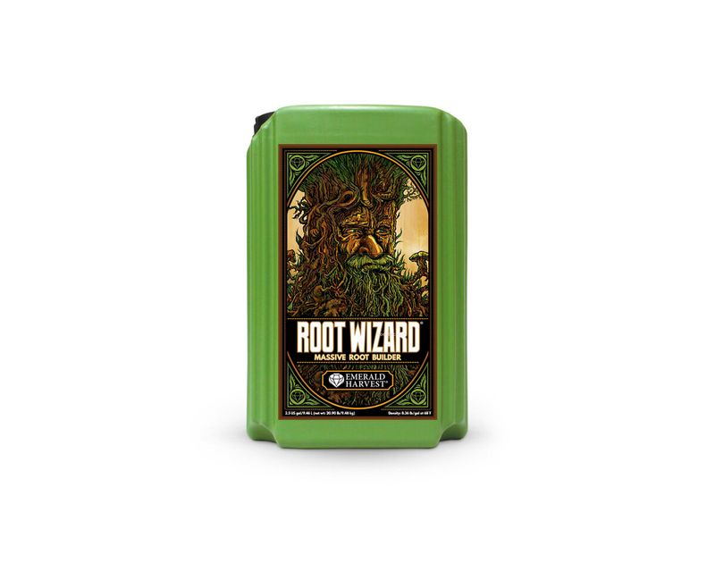 ROOT WIZARD 9.46 L EMERALD HARVEST Frasco verde com rótulo ilustrado de rosto feito de raízes e folhas, texto Root Wizard